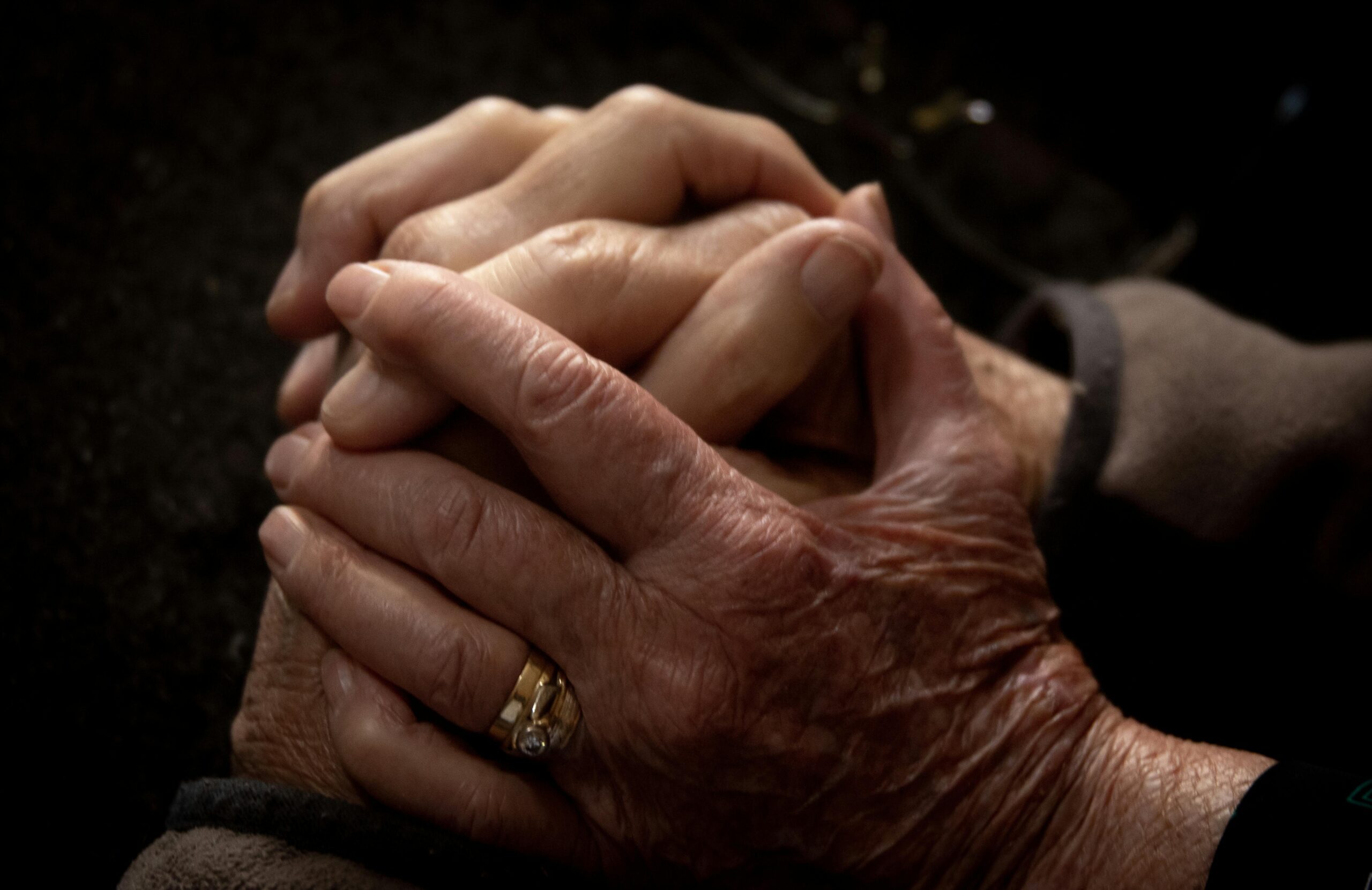 How to Arrange In-Home Acupuncture for an Elderly Parent: A Checklist for Families